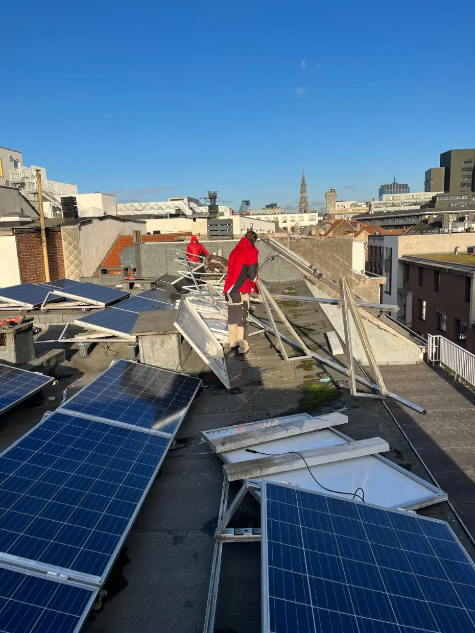 Remplacement de panneaux solaires après une tempête.