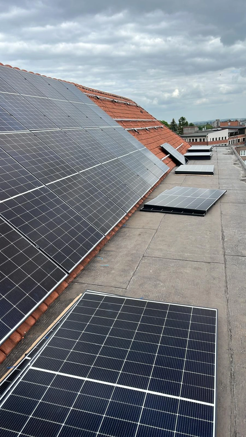 Installation de panneaux solaires SolarNG sur une toiture à Hoeilaart